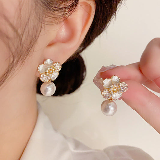 UNI-12017 - White Flower & Pearl - Earring