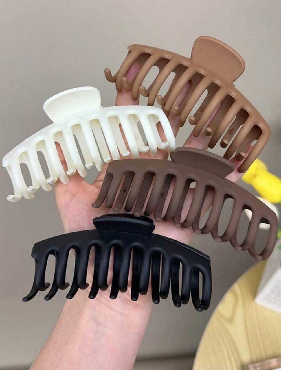 HC-111 - Curly Chocolate Color Series - Hair Claw